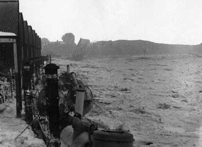 Thames-joki "suuren jäätymisen" aikana vuonna 1895 tekijältä English Photographer